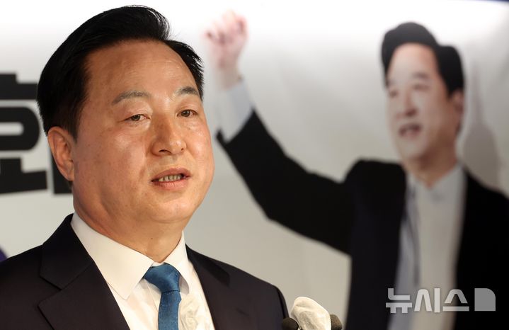 [서울=뉴시스] 조성봉 기자 = 김두관 전 더불어민주당 의원이 7일 오전 서울 여의도 민주당사에서 제21대 대통령 선거 출마 공식 선언 기자회견을 하고 있다. 2025.04.07. suncho21@newsis.com