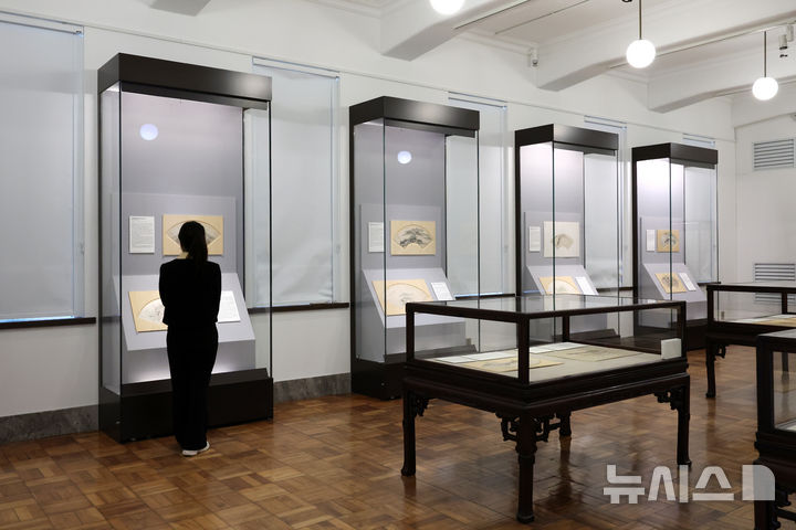 [서울=뉴시스] 박진희 기자 = 간송미술문화재단과 간송미술관이 소장한 부채 그림과 부채 글씨를 통해 간송 걸렉션의 서화를 '형식'이라는 주제로 풀어낸 특별전 '선우풍월(扇友風月); 부채, 바람과 달을 함께 나누는 벗' 기자간담회를 7일 서울 성북구 간송미술관에서 갖고 주요 작품을 선보이고 있다. 2025.04.07. pak7130@newsis.com