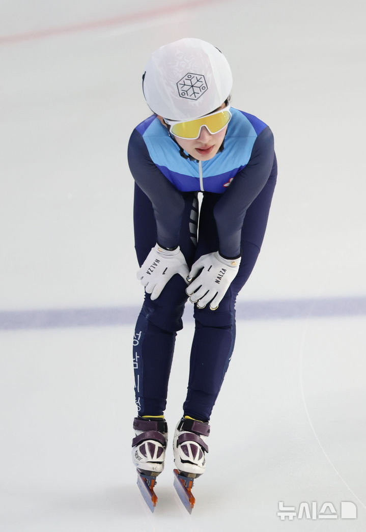 [서울=뉴시스] 김금보 기자 = 7일 서울 양천구 목동아이스링크에서 열린 2025/26시즌 쇼트트랙 국가대표 1차 선발대회 여자 1500m 준준결승 1조, 김길리(흰, 성남시청)가 1위로 결승선을 통과하고 있다. 2025.04.07. kgb@newsis.com