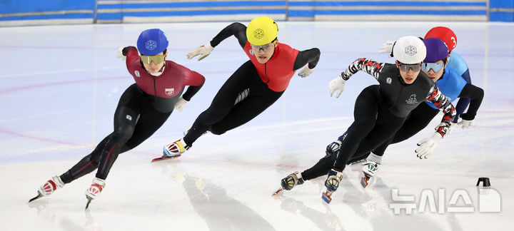 [서울=뉴시스] 김금보 기자 = 7일 서울 양천구 목동아이스링크에서 열린 2025/26시즌 쇼트트랙 국가대표 1차 선발대회 남자 1500m 준준결승 1조, 신동민(파, 고려대)가 역주하고 있다. 2025.04.07. kgb@newsis.com