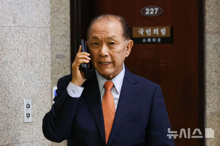 [서울=뉴시스] 권창회 기자 = 황우여 국민의힘 선거관리위원장이 7일 오후 서울 여의도 국회에서 통화를 하며 이동하고 있다. 2025.04.07. kch0523@newsis.com