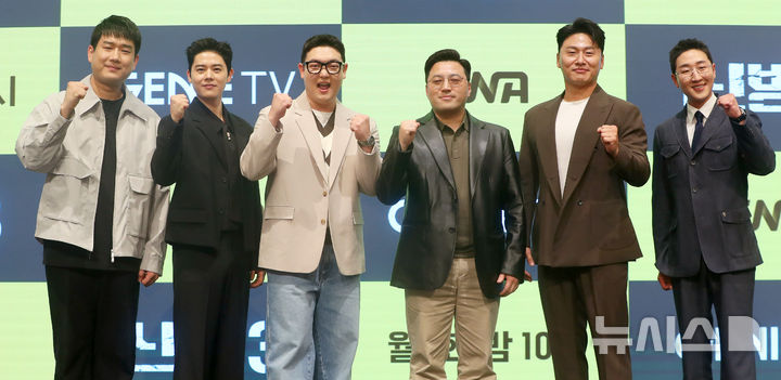 [서울=뉴시스] 김혜진 기자 = 배우 남태우(왼쪽부터), 김동준, 김민호, 민진기 감독, 오대환, 김현규가 7일 오후 서울 구로구 신도림 더 세인트에서 열린 지니 TV 오리지널 드라마 '신병3' 제작발표회에서 포즈를 취하고 있다. 2025.04.07. jini@newsis.com