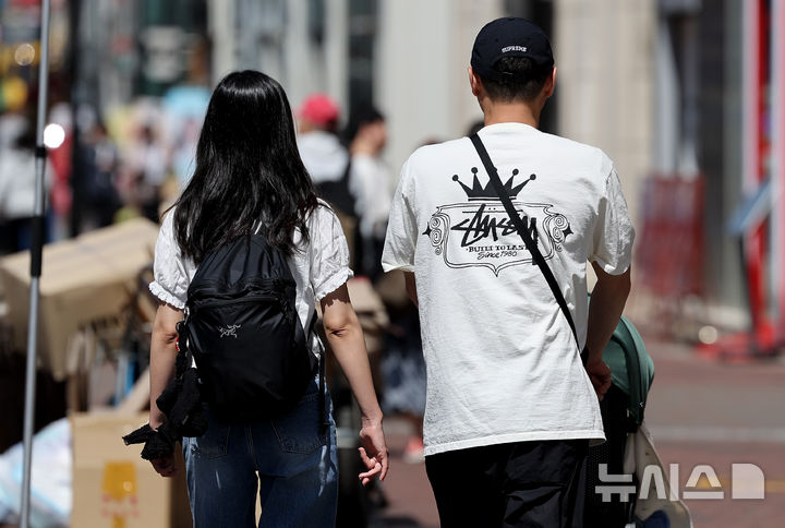 [대구=뉴시스] 이무열 기자 = 대구 낮 최고기온이 24도까지 오르며 초여름 날씨를 보인 7일 대구 중구 동성로에서 시민들이 반팔을 입고 길을 걷고 있다. 2025.04.07. lmy@newsis.com