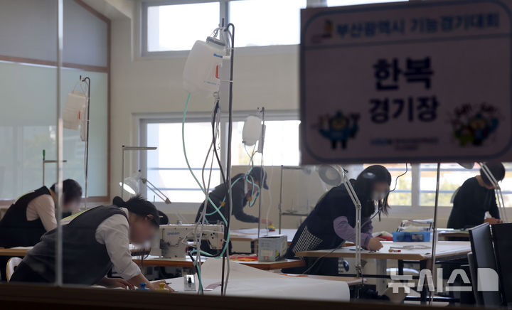 [부산=뉴시스] 하경민 기자 = '2025 부산시 기능경기대회'가 열린 지난해 4월 7일 부산 해운대구 부산기계공고에서 한복 부문에 출전한 선수가 기량을 뽐내고 있다. 2025.04.07. yulnetphoto@newsis.com