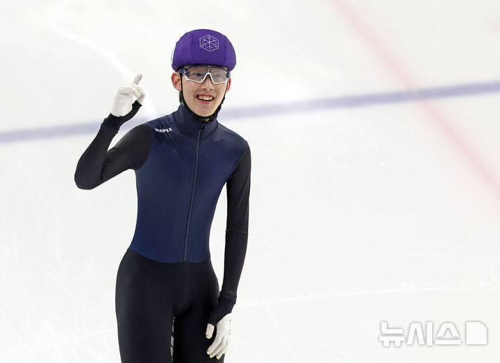 [서울=뉴시스] 김금보 기자 = 7일 서울 양천구 목동아이스링크에서 열린 2025/26시즌 쇼트트랙 국가대표 1차 선발대회 남자 1500m 결승, 임종언(보, 노원고)이 1위로 결승선을 통과한 뒤 기뻐하고 있다. 2025.04.07. kgb@newsis.com