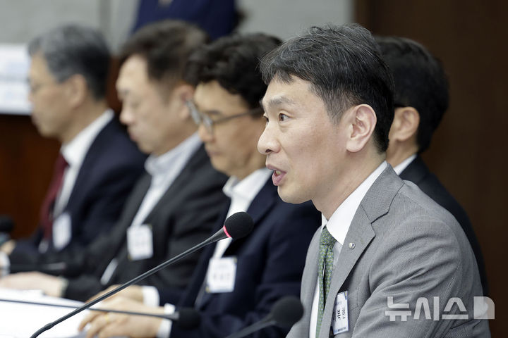 [서울=뉴시스] 최동준 기자 = 이복현 금융감독원 원장을 비롯한 참석자들이 7일 서울 중구 은행회관에서 열린 2025년도 금융감독자문위원회 전체회의에서 인사말을 하고 있다. 2025.04.07. photocdj@newsis.com