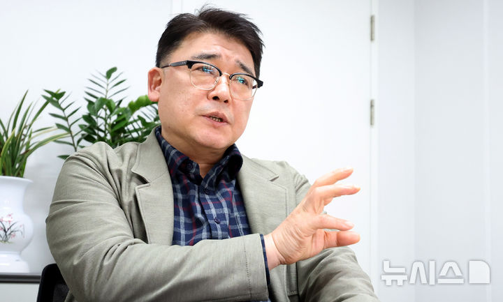 [서울=뉴시스] 추상철 기자 = 조성현 한국온라인쇼핑협회 회장이 7일 오후 서울 영등포구 여의도 한국온라인쇼핑협회에서 뉴시스와 인터뷰를 하고 있다. 2025.04.07. scchoo@newsis.com