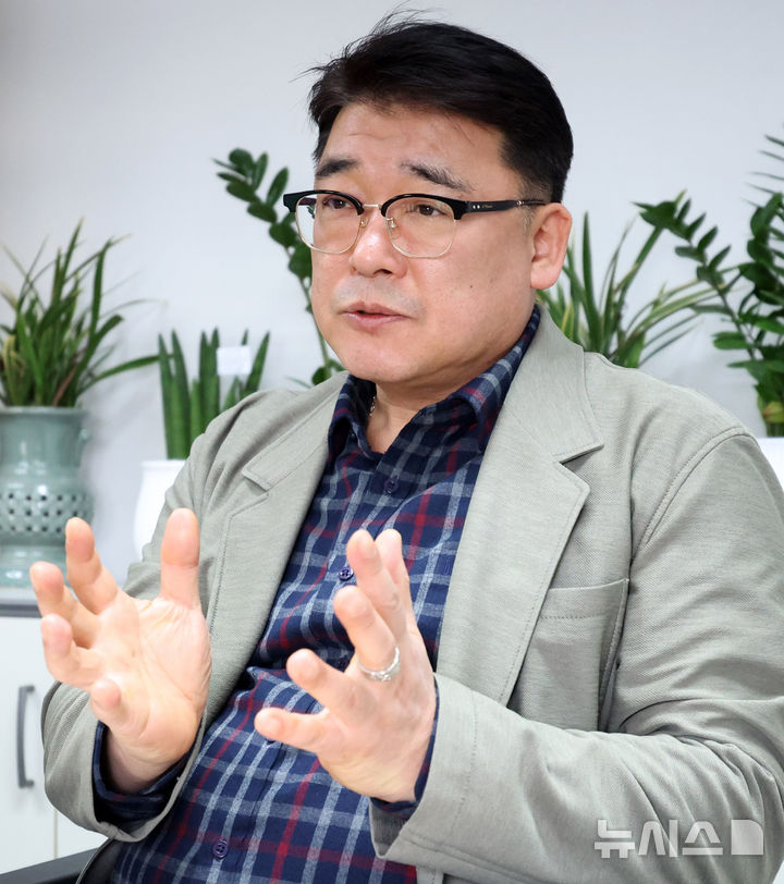 [서울=뉴시스] 추상철 기자 = 조성현 한국온라인쇼핑협회 회장이 7일 오후 서울 영등포구 여의도 한국온라인쇼핑협회에서 뉴시스와 인터뷰를 하고 있다. 2025.04.07. scchoo@newsis.com