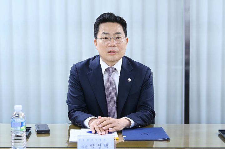 [서울=뉴시스] 박성택 산업통상자원부 1차관이 7일 서울 종로구 한국생산성본부에서 '미국 상호관세 대응을 위한 석유화학 업계 간담회'를 주재하고 있다. (사진=산업통상자원부 제공) 2025.04.07. photo@newsis.com *재판매 및 DB 금지