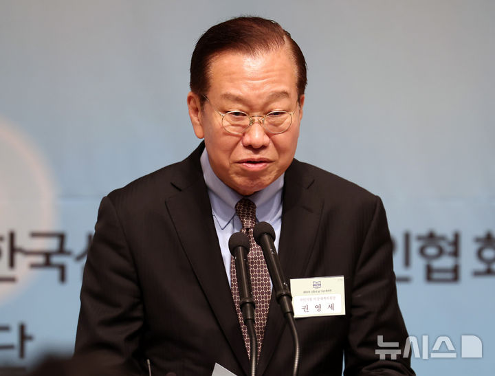 [서울=뉴시스] 이영환 기자 = 권영세 국민의힘 비상대책위원장이 7일 오후 서울 중구 한국프레스센터에서 열린 제69회 신문의 날 기념 축하연에서 축사를 하고 있다. 2025.04.07. 20hwan@newsis.com