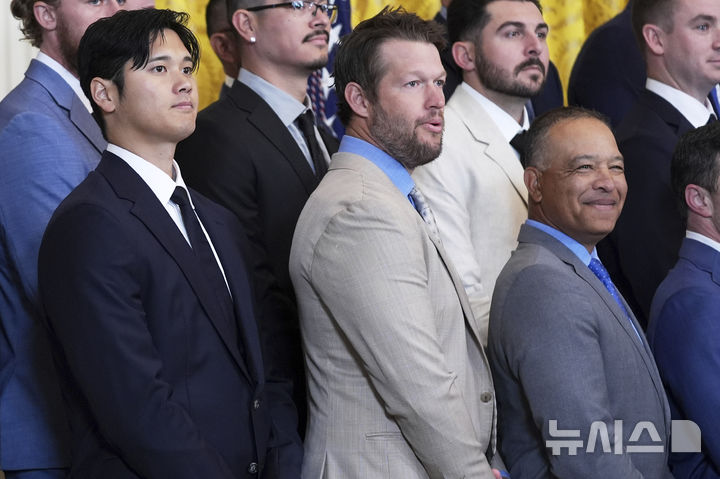 [워싱턴=AP/뉴시스] 메이저리그 LA 다저스의 오타니 쇼헤이(왼쪽)와 클레이튼 커쇼(가운데), 데이브 로버츠 감독이 7일(현지 시간) 미국 워싱턴 백악관 이스트룸에서 열린 도널드 트럼프 대통령 주최 2024 MLB 월드시리즈 챔피언 시상식에 참석해 기념사진을 찍고 있다. 2025.04.07.