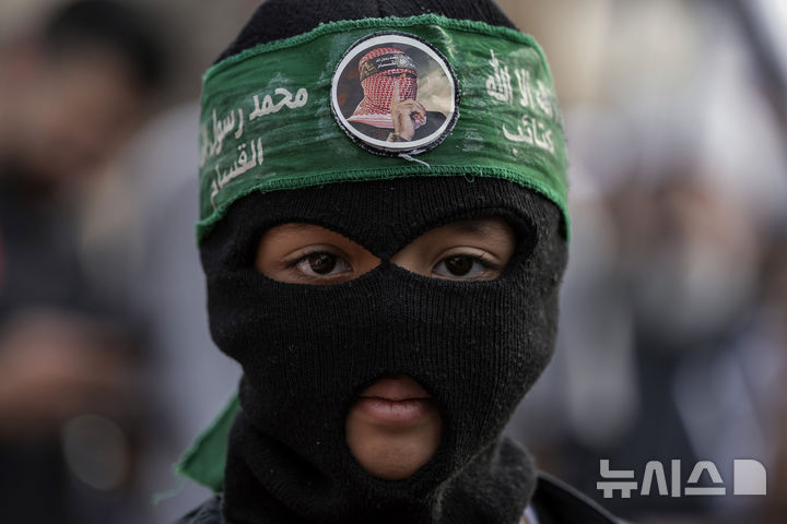 [베이루트=AP/뉴시스] 지난 4월 7일(현지 시간) 레바논 베이루트에서 열린 시위에서 한 팔레스타인 소년이 아부 오베이다 하마스 군사 조직 대변인의 사진이 그려진 마스크를 쓰고 있다. 이스라엘은 31일 아부 오베이다 하마스 군사 조직 대변인을 가자시티 공습으로 사살했다고 발표했다. 2025.09.01.