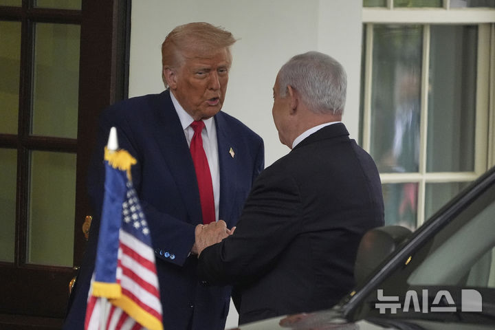 [워싱턴=AP/뉴시스]도널드 트럼프 미국 대통령이 지난달 7일(현지 시간) 백악관을 찾은 베냐민 네타냐후 이스라엘 총리와 인사하고 있다. 2025.05.23.