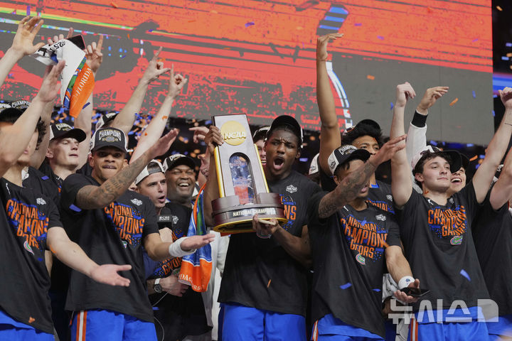 [샌안토니오=AP/뉴시스] 전미대학체육협회(NCAA) 남자 농구 디비전 1 토너먼트 '3월의 광란'에서 우승한 플로리다대. 2025. 4. 7.