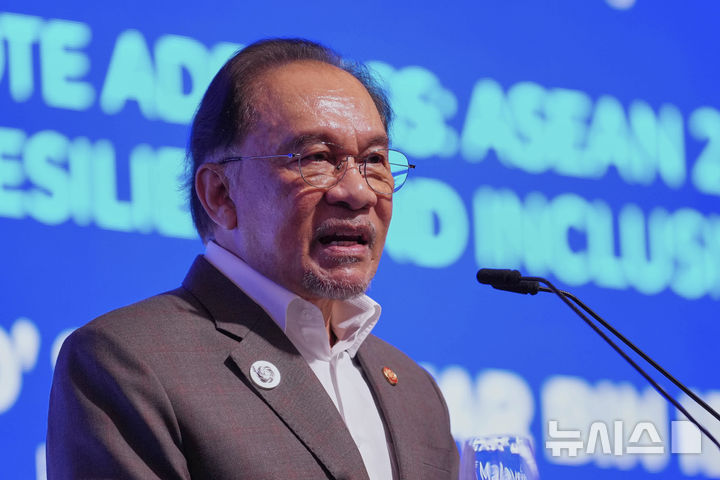 [쿠알라룸푸르=AP/뉴시스] 사진은 8일 말레이시아 쿠알라룸푸르에서 열린 아세안 투자 콘퍼런스에서 기조연설을 하는 안와르 이브라힘 말레이시아 총리. 2025.04.08.