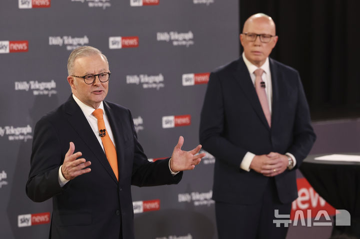 [시드니=AP/뉴시스] 호주 총선이 하루 앞으로 다가온 가운데 집권당인 노동당이 반트럼프 여론에 힘입어 판세를 뒤집으면서 반트럼프 정서가 이번 선거에도 영향이 미칠 지가 주목받고 있다. 사진은 지난 4월 8일 시드니에서 열린 TV토론회에서 앤서니 앨버니지 호주 총리(왼쪽)이 발언하는 모습. 그 옆에는 피터 더튼 자유당 대표가 지켜보고 있다. 2025.05.02 