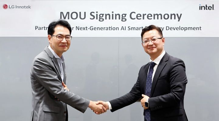 [서울=뉴시스]LG이노텍과 인텔이 최근 AI 비전 검사 분야 협력을 위한 MOU를 체결했다. 서울 강서구 LG이노텍 마곡 본사에서 열린 MOU 체결식에는 김현준 인텔코리아 한국영업본부 총괄(왼쪽)과 이상석 LG이노텍 생산혁신센터장(오른쪽) 등이 참석했다. (사진=LG이노텍 제공) 2025.04.08. photo@newsis.com *재판매 및 DB 금지