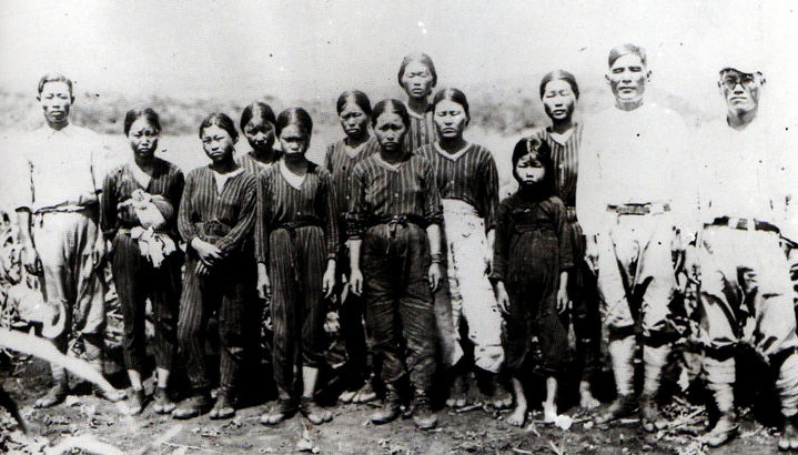 【광주=뉴시스】신대희 기자 =서경덕 교수가 광복 80주년을 맞아 배우 송혜교와 '사이판'·'티니안'의 역사를 알리는 한국어 안내서를 제작하고 온·오프라인으로 제공할 계획임을 8일 밝혔다. 사진은 일제에 끌려가 남태평양 북마리아나 제도(諸島) 티니안(Tinian) 섬 사탕수수 밭에서 일하던 조선여인들. (사진=TINIAN-A Brief Story 발췌·남도일보 제공) photo@newsis.com *재판매 및 DB 금지