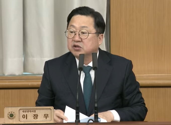 [대전=뉴시스] 조명휘 기자 = 이장우 대전시장이 8일 오전 시청 대회의실에서 확대간부회의를 주재하고 있다. 2025.04.08. photo@newsis.com *재판매 및 DB 금지