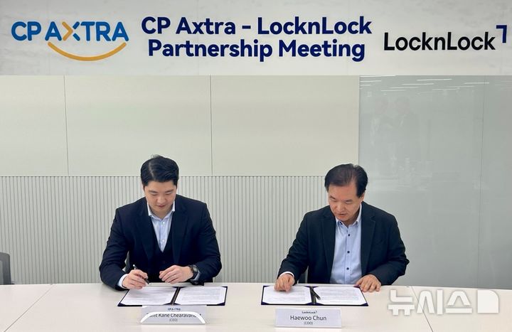 [서울=뉴시스] 왼쪽부터 타닛 케인 지아라와논(Tanit Kane Chearavanont) 씨피 액스트라(CP Axtra) CEO와 천해우 락앤락 글로벌 최고운영책임자(COO) 부사장. 