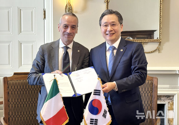 [서울=뉴시스]윤영빈 우주항공청장(오른쪽)이 7일 테오도로 발렌테 이탈리아 우주청장과 엽무협약을 체결하고 기념촬영을 하고 있다. (사진=우주항공청 제공)