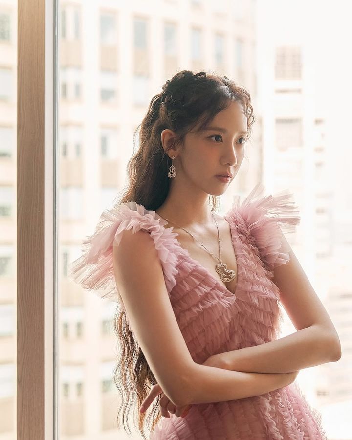 [서울=뉴시스] 지난 7일 그룹 '소녀시대' 멤버 겸 배우 윤아가 중국 상하이에서 열린 주얼리 브랜드 '키린(Qeelin)'의 미라클 가든 행사에 참석한 사진을 공개했다. (사진=윤아 인스타그램 캡처) 2025.04.08. photo@newsis.com *재판매 및 DB 금지