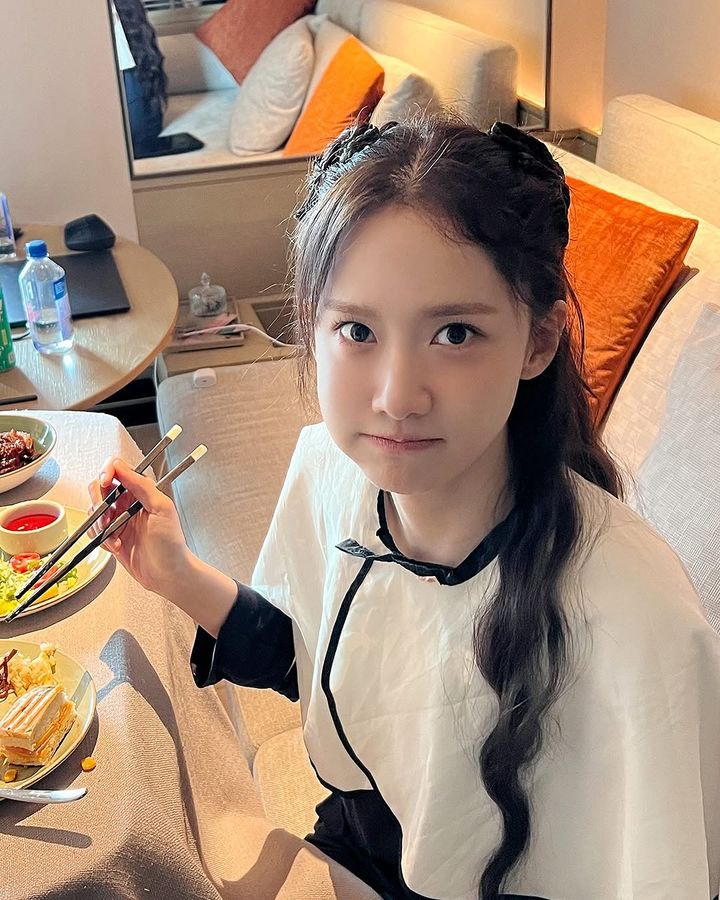 [서울=뉴시스] 지난 7일 그룹 '소녀시대' 멤버 겸 배우 윤아가 중국 상하이에서 열린 주얼리 브랜드 '키린(Qeelin)'의 미라클 가든 행사에 참석한 사진을 공개했다. (사진=윤아 인스타그램 캡처) 2025.04.08. photo@newsis.com *재판매 및 DB 금지