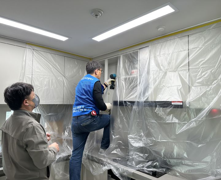 [서울=뉴시스] 반도건설의 '2025년 봄맞이 유보라 클린 캠페인' 중 하자보수 장면. (사진=반도건설 제공) 2025.04.08. photo@newsis.com *재판매 및 DB 금지