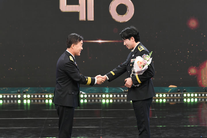 [서울=뉴시스] 제30회 KBS 119상 시상식에서 허석곤 소방청장이 대상 수상자 고헌범 소방위와 악수를 하고 있다. (사진=소방청). *재판매 및 DB 금지