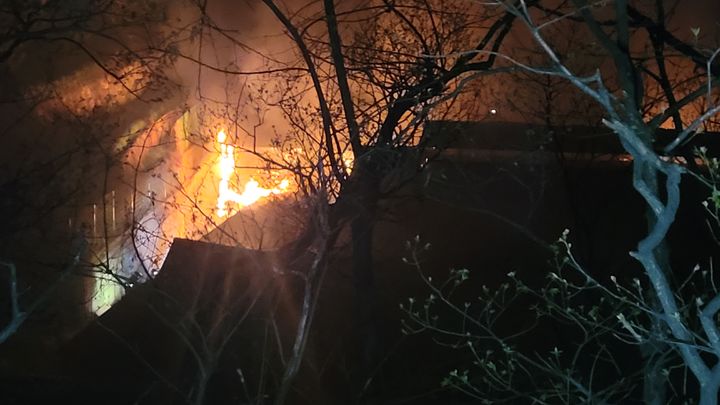 [양산=뉴시스] 8일 오전 2시30분께 경남 양산시 원동면의 한 돼지 축사에서 불이 났다. (사진=경남소방본부 제공) 2025.04.08. photo@newsis.com *재판매 및 DB 금지