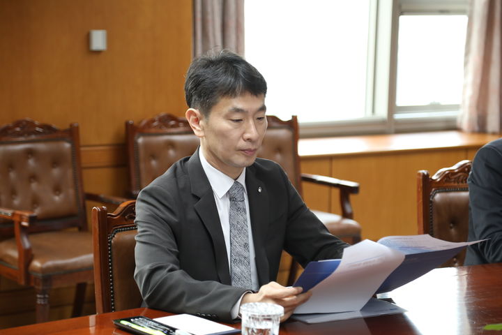 [서울=뉴시스]이복현 금융감독원장이 8일 서울 여의도 본원에서 미국 상호관세 대응회의 및 임원회의를 진행하고 있다. (사진=금융감독원) photo@newsis.com *재판매 및 DB 금지