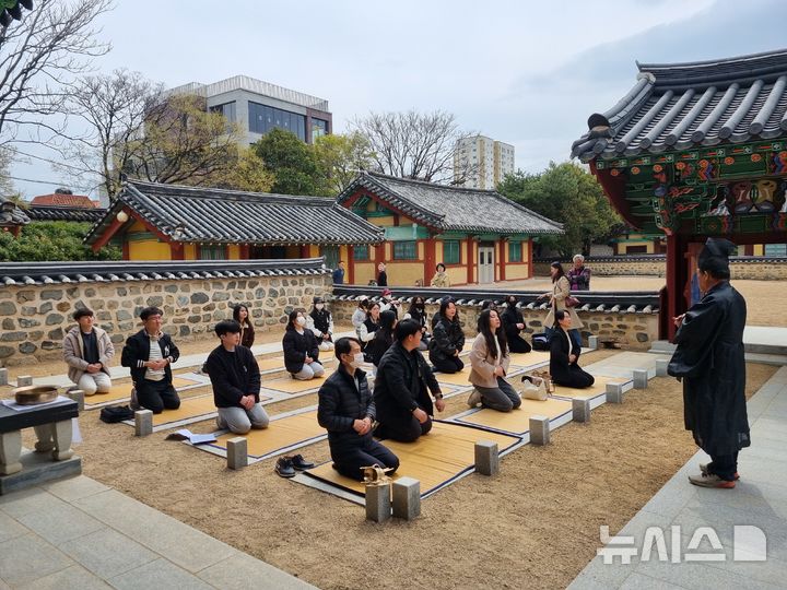 [김해=뉴시스] 김수로왕릉 숭선전제례 시민 제관 참여. (사진=김해시 제공) 2025.04.08. photo@newsis.com
