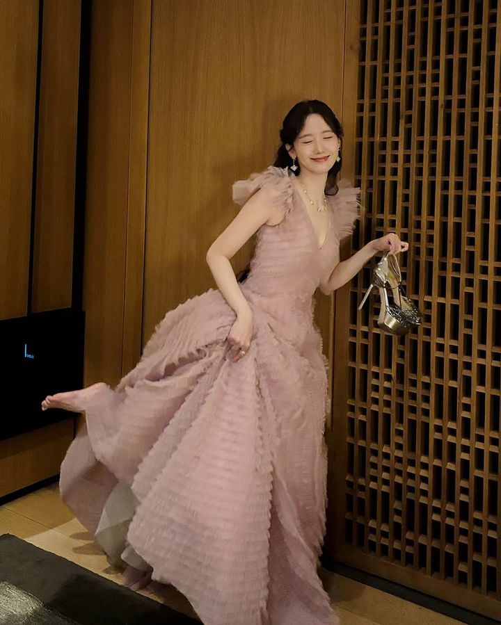 [서울=뉴시스] 지난 7일 그룹 '소녀시대' 멤버 겸 배우 윤아가 중국 상하이에서 열린 주얼리 브랜드 '키린(Qeelin)'의 미라클 가든 행사에 참석한 사진을 공개했다. (사진=윤아 인스타그램 캡처) 2025.04.08. photo@newsis.com *재판매 및 DB 금지