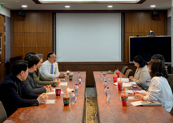 [양산=뉴시스] 부산부민병원에서 찾아가는 진료협력병원 간담회를 진행하고 있다. (사진=양산부산대병원 제공) 2025.04.08. photo@newsis.com *재판매 및 DB 금지