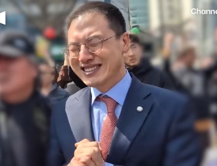 [서울=뉴시스] 윤 전 대통령의 파면이 선고되자 김상욱 의원이 눈물을 흘리는 모습이다 (사진=채널A News 유튜브 캡쳐) 2025.04.08. photo@newsis.com *재판매 및 DB 금지