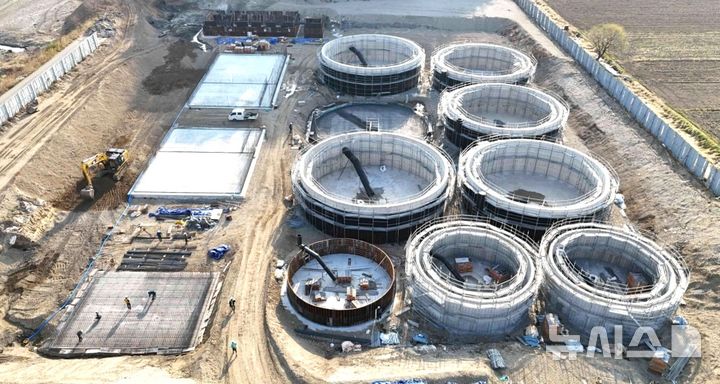 [포항=뉴시스] 송종욱 기자 = 포항시가 연어 양식 기술을 개발하고, 생산성을 높이기 위한 시범 시설인 '테스트베드'가 착공 5개월 만에 공정률 40%를 나타내며 스마트 양식 클러스터 조성 사업이 속도를 내고 있다. 사진은 8일 스마트 양식 클러스터 조성 사업 현장 전경. (사진=포항시 제공) 2025.04.08. photo@newsis.com