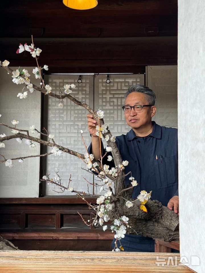 [서울=뉴시스]국가무형유산 궁중채화 보유자로 인정예고된 최성우씨