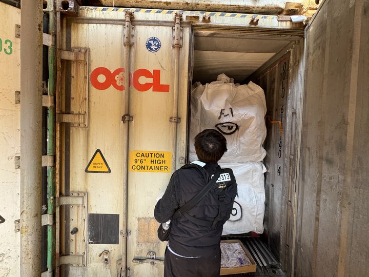 [부산=뉴시스] 부산해경 등 합동조사팀이 몽골 선적 화물선 B호(1517t)에 적재된 컨테이너 화물을 수색하고 있다. (사진=부산해양경찰서 제공) 2025.04.08. photo@newsis.com *재판매 및 DB 금지