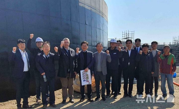 [포항=뉴시스] 송종욱 기자 = 포항시가 연어 양식 기술을 개발하고, 생산성을 높이기 위한 시범 시설인 '테스트베드'가 착공 5개월 만에 공정률 40%를 나타내며 스마트 양식 클러스터 조성 사업이 속도를 내고 있다. 사진은 지난 2일 투자를 위해 현장을 방문한 노르웨이의 연어 양식 기업 닐스 윌릭슨 관계자가 현장을 둘러보며 기념 촬영하는 모습. (사진=포항시 제공) 2025.04.08. photo@newsis.com