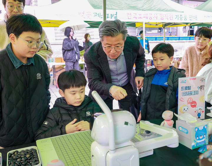 [대전=뉴시스] 조명휘 기자 = 정용래 대전 유성구청장이 지난 5일 진행된 화폐박물관 행복장터를 둘러보고 있다. (사진= 유성구 제공) 2025.04.08. photo@newsis.com *재판매 및 DB 금지