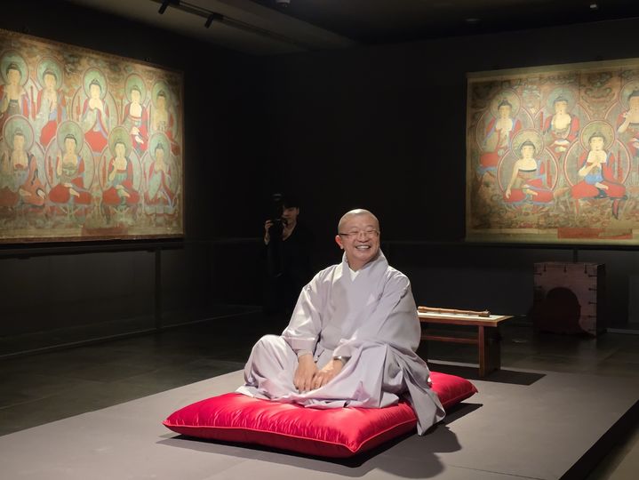 불교중앙박물관장 서봉 스님이 순천 송광사 오십삼불회도 앞에서 미소를 짓고 있다. *재판매 및 DB 금지