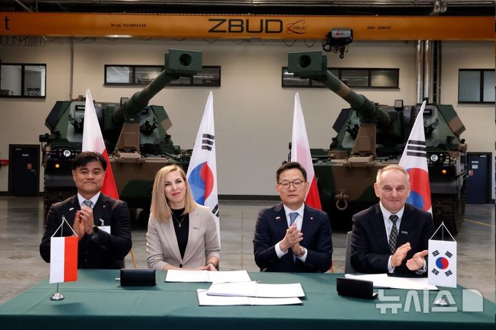 [창원=뉴시스]7일(현지시각) 폴란드 스탈로바 볼라 소재의 HSW 본사에서 김동현(왼쪽부터) 한화에어로스페이스 LS사업부장, 바바라 세냐(Barbara Cena) HSW 이사회 재무총괄, 손재일 한화에어로스페이스 대표이사, 보이치에흐 케지에라(Wojciech Kedziera) HSW 대표이사가 4000억원대 자주포 부품 공급 계약을 체결한 후 기념촬영하고 있다.(사진=한화에어로스페이스 제공) 2025.04.08.