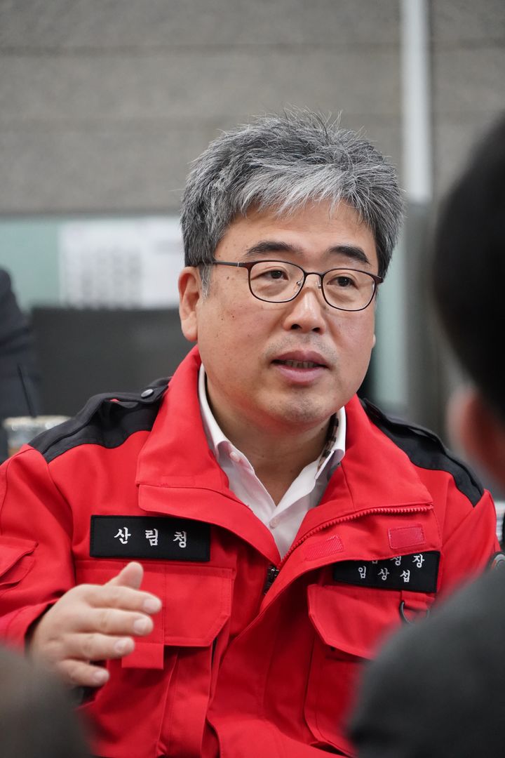 [대전=뉴시스] 8일 임상섭 산림청장이 정부대전청사 기자실을 찾아 최근 발생한 경남·북지역 대형산불에 대해 설명하고 있다. *재판매 및 DB 금지