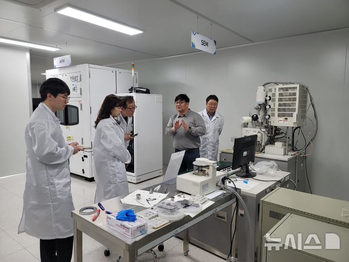 [안성=뉴시스] 서울반도체고교 교직원들이 한국폴리텍대학 반도체융합캠퍼스 주요 실습실을 둘러보고 있는 모습(사진=한국폴리텍대학 반도체융합캠퍼스 제공) 2025.04.08.photo@newsis.com 