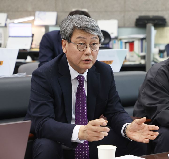 [대전=뉴시스] 권혁재 조달청 시설사업국장이 8일 정부대전청사 기자실에서 한국토지주택공사(LH) 공공주택 업무 이관 1년 성과와 향후 추진계획을 설명하고 있다.(사진=조달청 제공) *재판매 및 DB 금지