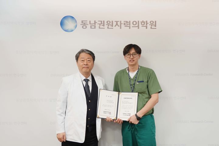 [부산=뉴시스] 8일 동남권원자력의학원 이창훈(왼쪽) 의학원장과 몽골 알러지메디병원 소속 대장항문외과 전문의 바트수흐 자르갈이 기념 사진을 촬영하고 있다. (사진=동남권원자력의학원 제공) 2025.04.08. photo@newsis.com *재판매 및 DB 금지