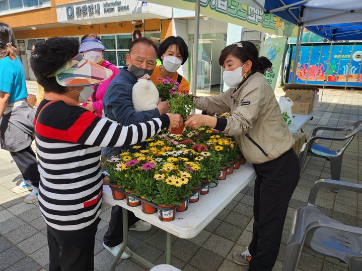 [부산=뉴시스] 부산 어린이대공원에서 진행된 환경캠페인에 참여한 시민이 초화를 받고 있다. (사진=부산시설공단 제공) 2025.04.08. photo@newsis.com *재판매 및 DB 금지