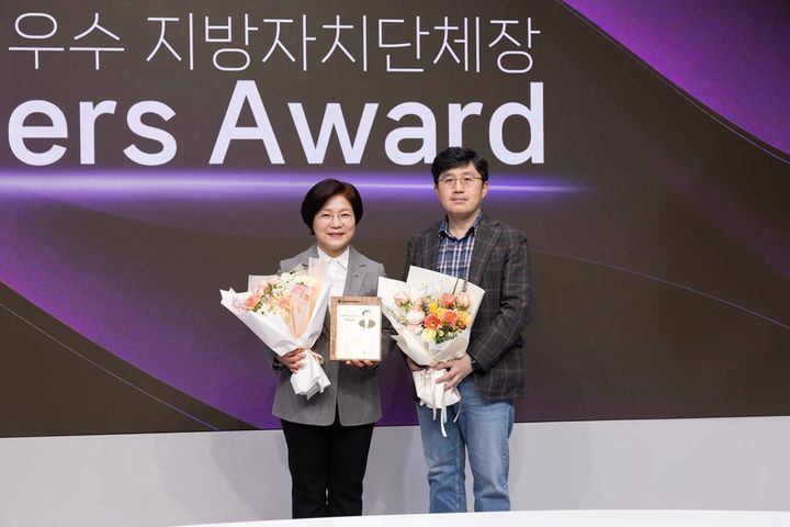 [서울=뉴시스] 김미경 은평구청장, LG헬로 리더스 어워드 ‘열린소통 리더’ 수상. 2025.04.08. (사진=은평구 제공) *재판매 및 DB 금지