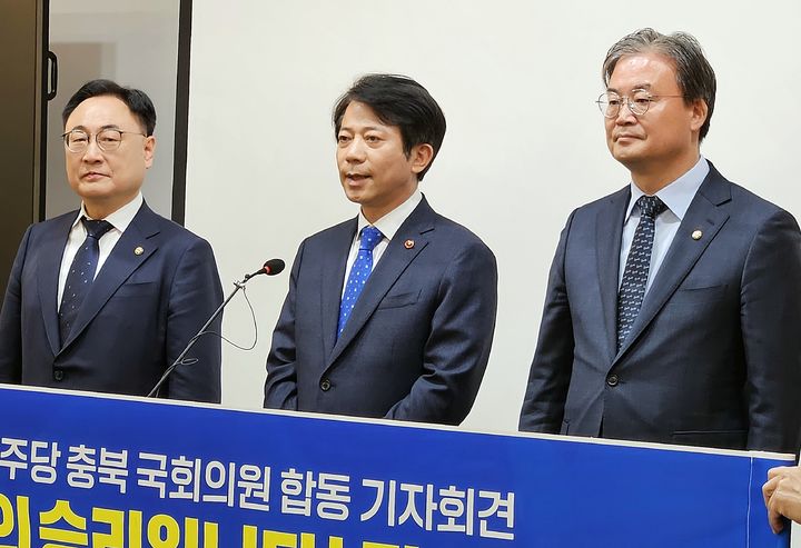 [청주=뉴시스] 이도근 기자= 더불어민주당 소속 충북지역 의원들이 8일 청주시 상당구 문화동 충북도청 브리핑룸에서 윤석열 대통령 파면 소회 등을 밝히는 합동 기자회견을 하고 있다. (왼쪽부터) 이광희(청주서원) 민주당 충북도당위원장, 이강일(청주상당)·이연희(청주흥덕) 국회의원. 2025.04.08. nulha@newsis.com *재판매 및 DB 금지