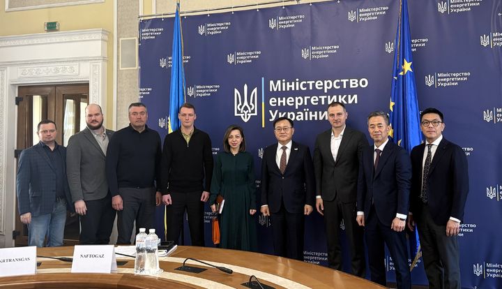 [서울=뉴시스]명노현 LS 부회장(오른쪽 네번째)이 이달 초 우크라이나 키이우에서 에너지부, 농업정책·식품부, 경제부 인사들과 만나 상호협력 방안을 논의했다. (사진 = 업체 제공) 2025.04.08. photo@newsis.com *재판매 및 DB 금지